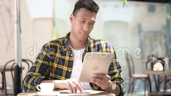 非洲年轻人在平板电脑上的视频聊天户外咖啡馆视频的预览图