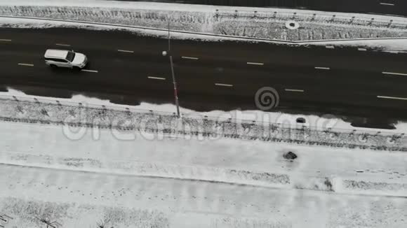 白色汽车驾驶空冬雪路空中射击视频的预览图