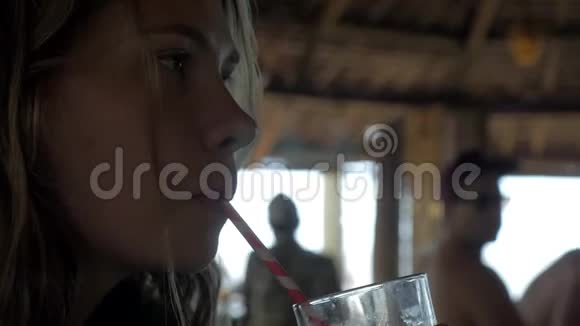 小女孩在咖啡厅喝新鲜可可尾酒的剪影视频的预览图