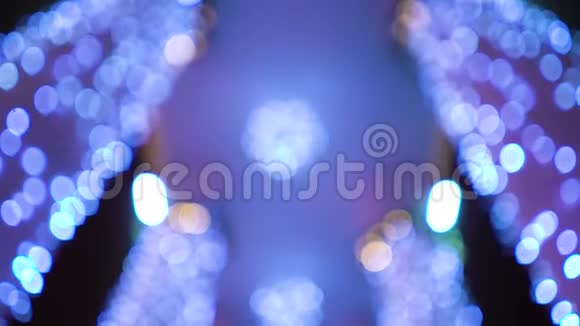 蓝色的柱廊夜间有节日的灯光装饰视频的预览图