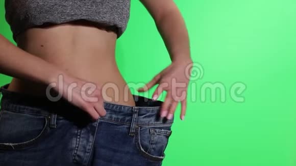 女孩测量她的腰部健身模特视频的预览图