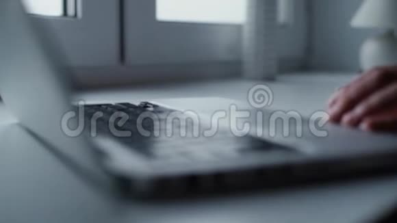 男人打开笔记本电脑开始在电脑键盘上打字特写视频的预览图