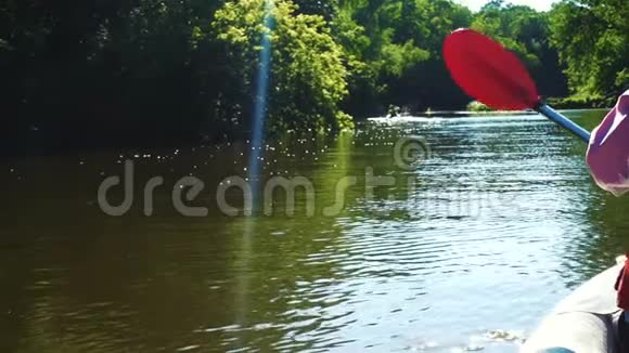 溅和皮划艇桨视频的预览图