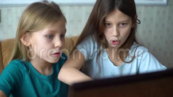 孩子们一起用笔记本电脑上网视频的预览图