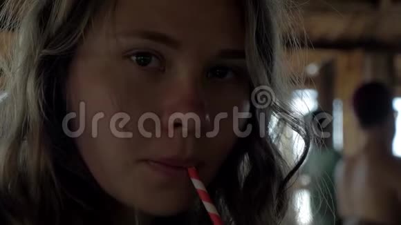 小女孩在咖啡厅喝新鲜可可尾酒的剪影视频的预览图