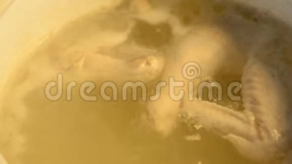 在平底锅里用水煮鸡腿视频的预览图