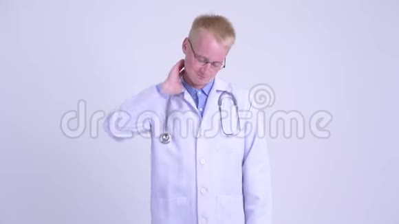 年轻的金发男医生脖子疼视频的预览图
