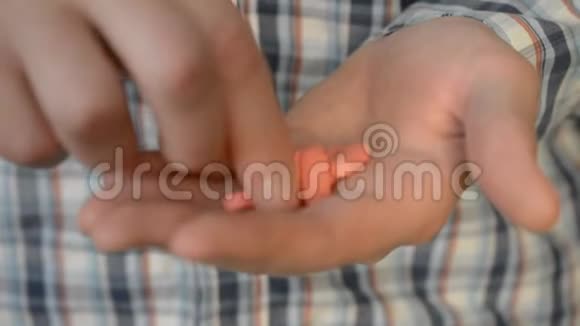 男性双手用粉色药片视频的预览图
