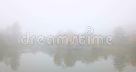 浓雾笼罩着湖面无人机飞行视频的预览图