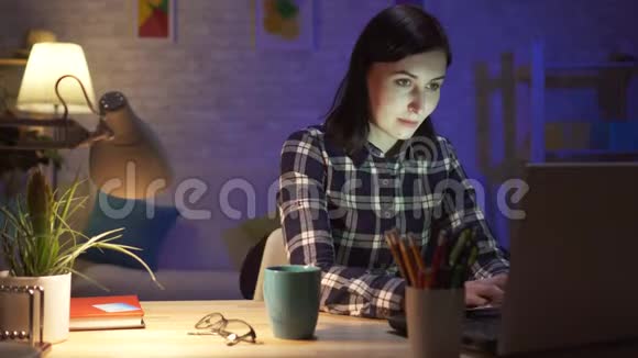 绑架者在一间现代化的公寓里记录女孩手提电脑的重要数据视频的预览图
