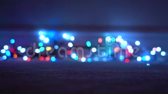 我的电影摘要模糊了圣诞节的灯光在晚上的背景模糊的彩色照明的聚会背景视频的预览图