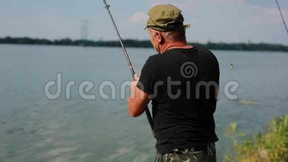 渔夫钓到一条小鱼视频的预览图