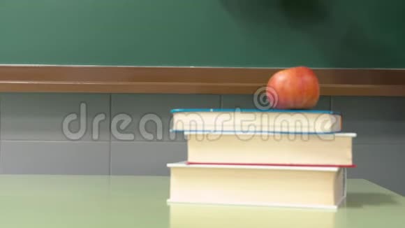 无法辨认的老师用数学方程式清洁黑板视频的预览图
