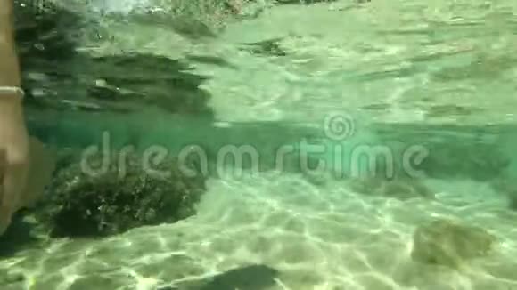 水下视频一个女孩在美丽的沙滩上走出大海视频的预览图
