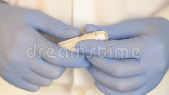 糖测试仪握住医生的手视频的预览图