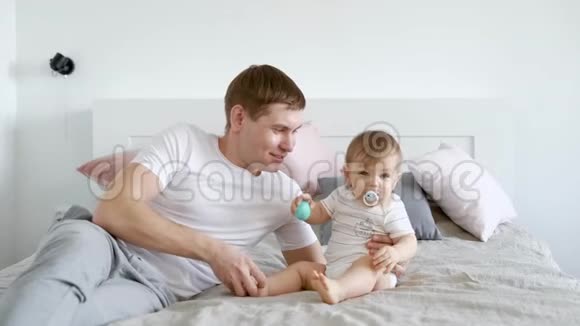 父亲和婴儿躺在床上视频的预览图