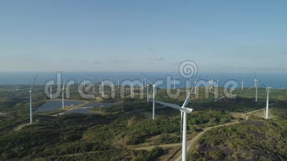 风力发电机靠近大海的风力涡轮机有风车的太阳能农场菲律宾卢松视频的预览图