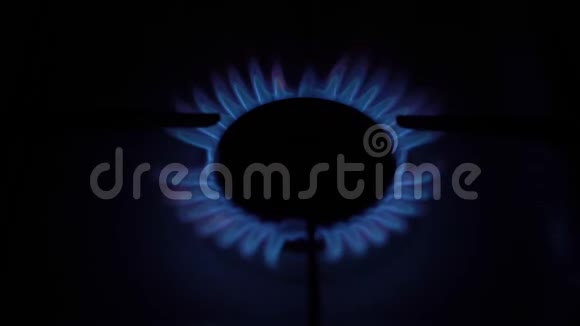 在黑暗的厨房里从炉子上点燃的蓝色气体视频的预览图