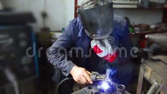 工业工人焊接视频的预览图