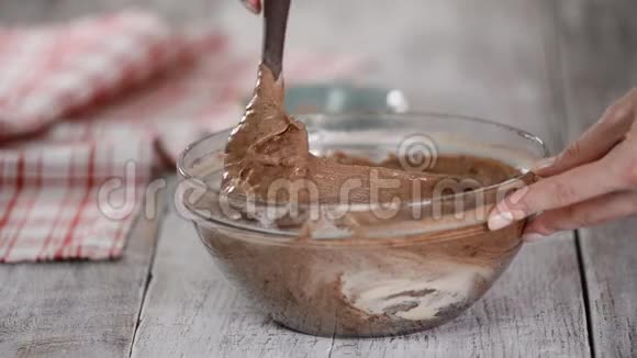 做巧克力蛋糕面糊把融化的黄油倒入面糊中视频的预览图