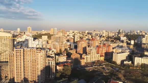 基辅空中全景城市景观建筑工地和许多住宅公寓楼视频的预览图
