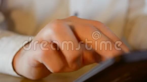 现代数码平板电脑上人手触摸屏的特写高清镜头视频的预览图