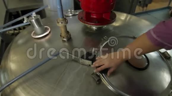 冰淇淋工厂冰淇淋混合生产的现代化设备现代冷却系统内部视频的预览图