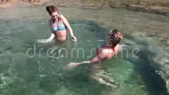 两个女人泼在水里视频的预览图