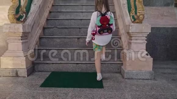 小旅游女孩走上楼来到佛寺视频的预览图