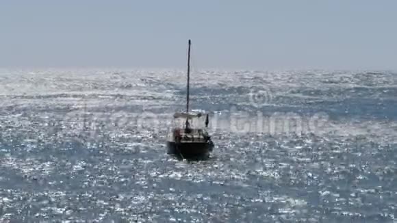 一艘帆船停泊在港口船帆下降视频的预览图