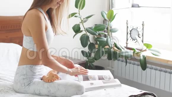 练习莲花姿势的年轻女子在冥想阶段被隔离在工作室视频的预览图