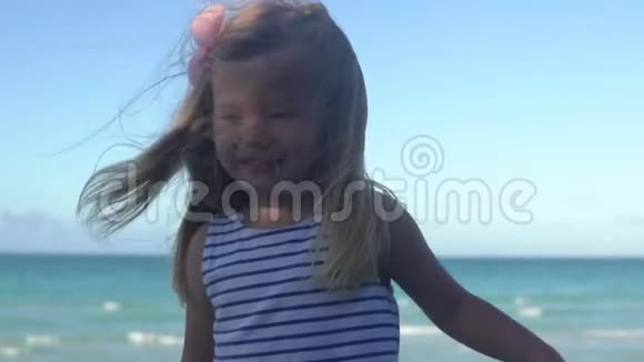 有趣的小女孩在海边玩视频的预览图