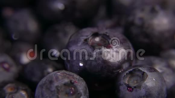 一滴果汁落在成熟可口的蓝莓上视频的预览图