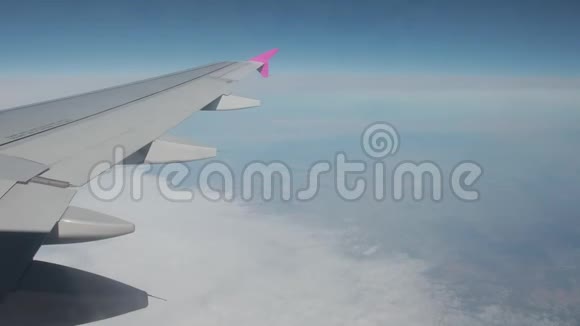 从飞机窗口看不到地平线飞机下的云层视频的预览图