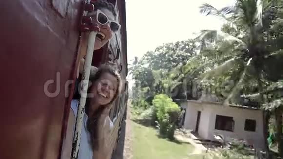 两个美丽开朗的女人享受这次旅行著名的斯里兰卡铁路视频的预览图