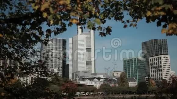 拥有高楼大厦和商业中心的现代化大都市全景视频的预览图