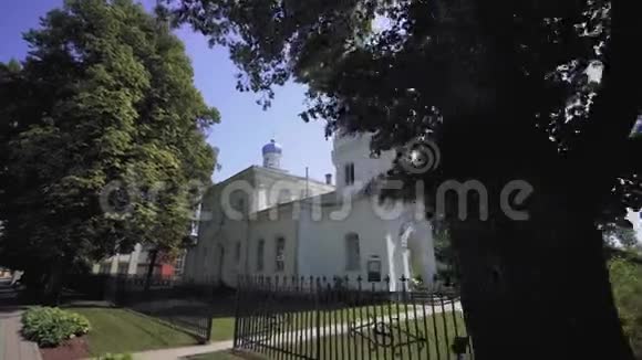 拉脱维亚夏季小镇的白色东正教教堂视频的预览图