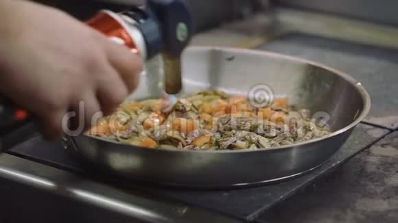 将蘑菇肉海鲜和黄油放入火炒锅中搅拌视频的预览图