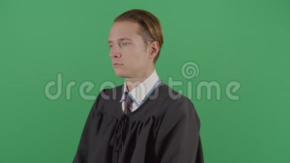 成年法官在法庭上睡着了视频的预览图