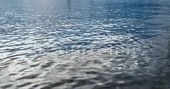 河流中的纹理和反射水慢运动视频的预览图