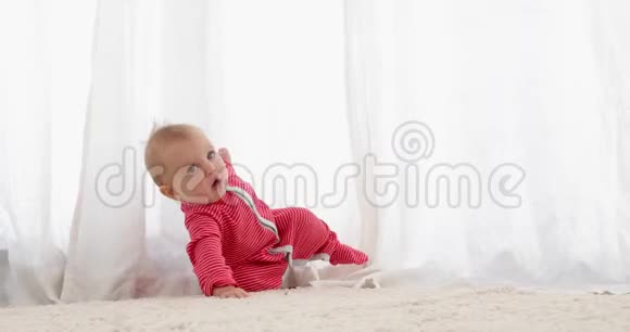 可怜的幼儿宝宝摔倒了视频的预览图