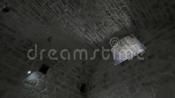 中世纪石堡内从天花板到地板的全景视频的预览图