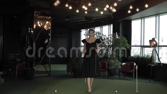 漂亮的女人在高尔夫球场跳舞视频的预览图
