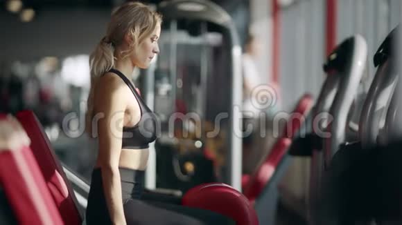 现代健身俱乐部运动模拟器中运动员肌肉训练视频的预览图