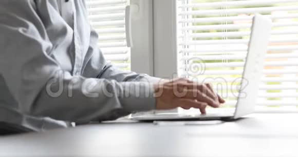 男人在他的笔记本电脑上打字然后沮丧视频的预览图