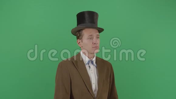 19世纪成年男子从帽子里数钱视频的预览图