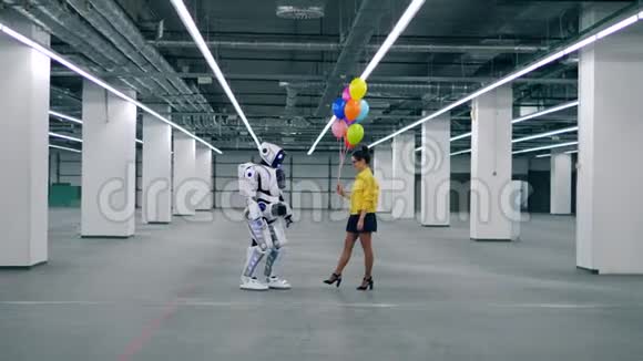像人一样的机器人和一个女人拿着气球视频的预览图