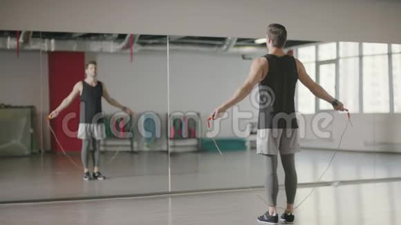 健身男子在健身房锻炼跳绳视频的预览图