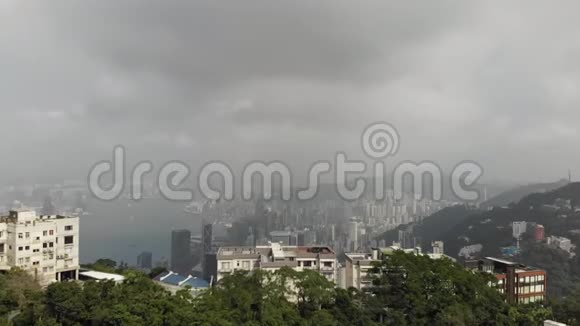 从维多利亚峰到香港的鸟瞰图视频的预览图