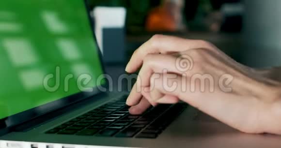 女性手打字笔记本电脑键盘和触摸触摸板带笔记本的女人双手合上视野视频的预览图